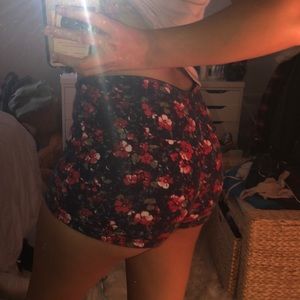 HIGH WAISTED FLOWER SHORTS